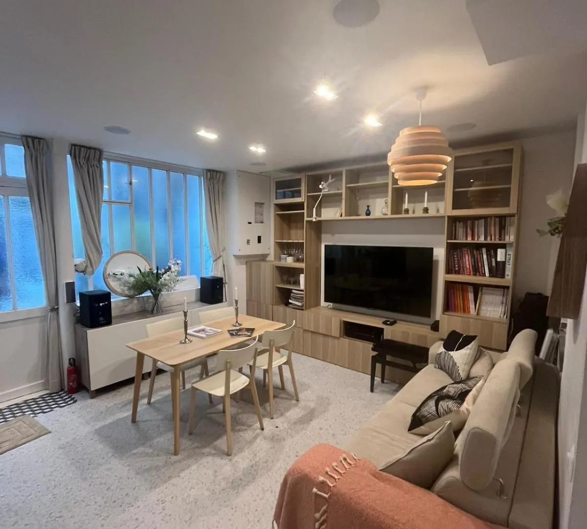 Calm & Charming Atelier In Paris contacts